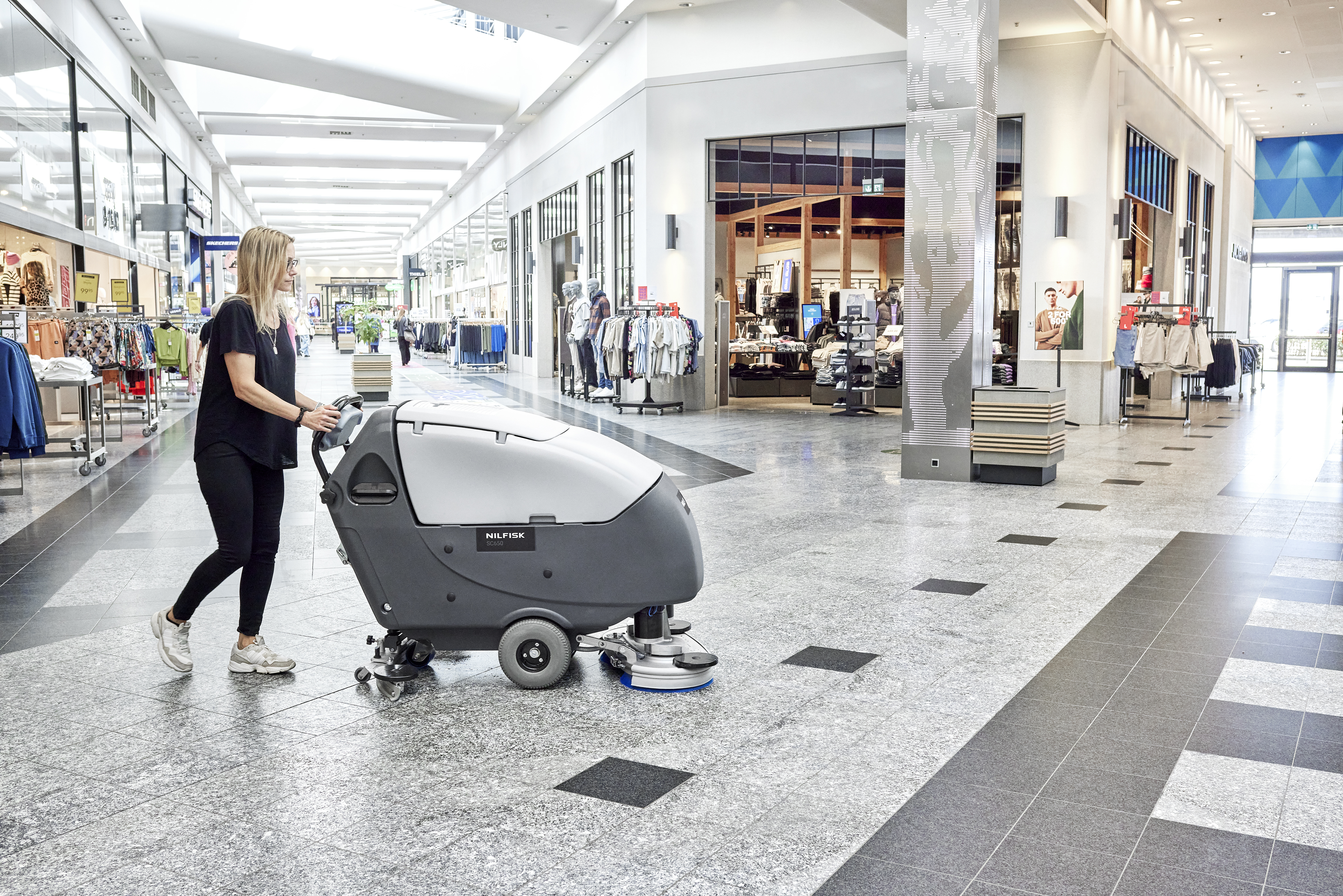  Large walk-behind scrubber dryers